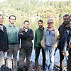 Ralf Däubler, Joshua Ockenfeld, Damien Rius, Lucas Kämpf, Raymond Vöstel, Ingo Kramer und Lucia Wick (von links) vor dem Bergsee. im ...