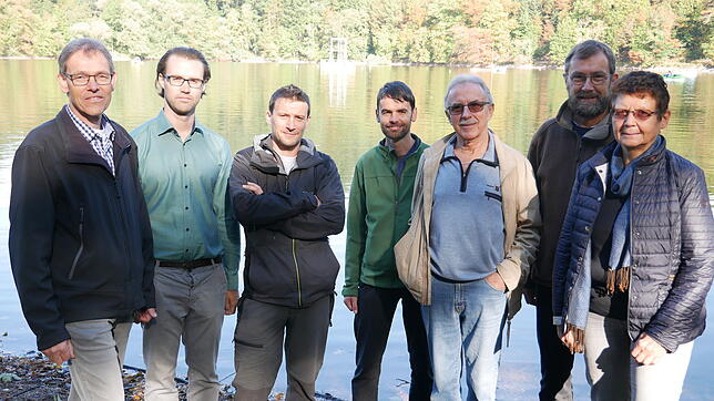 Ralf Däubler, Joshua Ockenfeld, Damien Rius, Lucas Kämpf, Raymond Vöstel, Ingo Kramer und Lucia Wick (von links) vor dem Bergsee. im ...