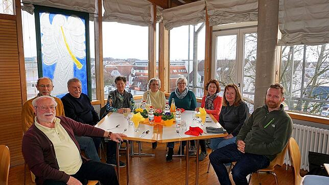 In geselliger Runde tauschten sich die Ehrenamtlichen der Markdorfer Tafel bei ihrem jährlichen Dankesessen im Haus am Weinberg aus und ...