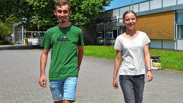 Wendelin Sinnwell und Linda Staerke haben ihren Schulabschluss geschafft und blicken hoffnungsfroh in ihre Zukunft.