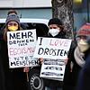 Teilnehmerinnen auf einer Gegendemo am Landungsplatz in Überlingen. Sie rufen zu Solidarität und zum Impfen auf.