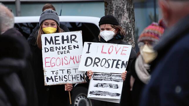 Teilnehmerinnen auf einer Gegendemo am Landungsplatz in Überlingen. Sie rufen zu Solidarität und zum Impfen auf.