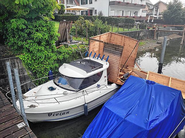 Ein Gartenhäuschen ist beim Gewitter am 11. Juli beim Gemeindehafen Bodman in den See gestürzt.