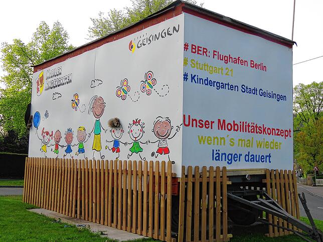 Maischerze können auch lustig und nachdenklich sein. In Geisingen wurde ein mobiler Kindergarten auf den Kreisverkehr gestellt, bunt ...
