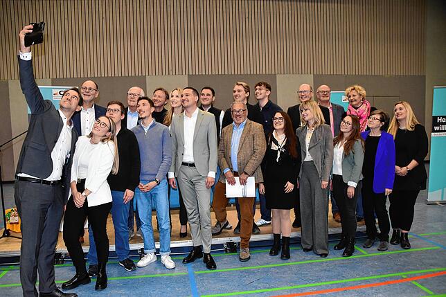 Selfie für die Internetgemeinsachft: Der neue Kreisvorstand der CDU stellte sich mit dem Bundestagsabgeordnetem Andreas Jung und dem ...