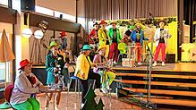 Musikalisch begleitet wird das Theaterstück vom Schonacher Chor So Schee, der die Umziehpausen mit Gassenhauern überbrückt. Fotos: ...