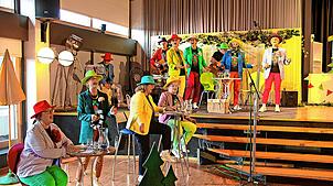 Musikalisch begleitet wird das Theaterstück vom Schonacher Chor So Schee, der die Umziehpausen mit Gassenhauern überbrückt. Fotos: ...