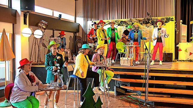 Musikalisch begleitet wird das Theaterstück vom Schonacher Chor So Schee, der die Umziehpausen mit Gassenhauern überbrückt. Fotos: ...