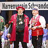 Hartwig Renner von den Schlehenbeißern aus Liptingen (rechts) gratuliert Narrenpräsident Thomas Zenger (links) und Vizepräsident Michael ...
