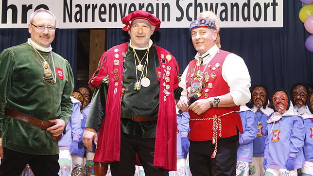 Hartwig Renner von den Schlehenbeißern aus Liptingen (rechts) gratuliert Narrenpräsident Thomas Zenger (links) und Vizepräsident Michael ...