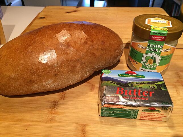 Frühstück aus regionalen Produkten: Brot mit Mehl aus der Albtalmühle, Honig aus Krenkingen und Butter, die aus Milch aus der Region ...