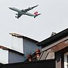 Ein Flugzeug fliegt über die Dächer von Hohentengen am Hochrhein. Auch nach Jahrzehnten sind die Auseinandersetzungen zwischen ...