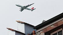 Ein Flugzeug fliegt über die Dächer von Hohentengen am Hochrhein. Auch nach Jahrzehnten sind die Auseinandersetzungen zwischen ...