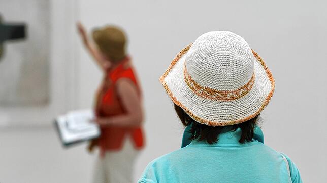 Museumsbesucherin bei einer Führung: Was denken eigentlich die Vermittler über uns?