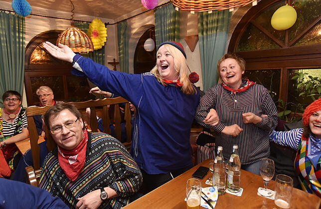 Fasnetstimmung pur auch auf allerengstem Raum: Auch in Silvias Weinstube ging es ordentlich ab.