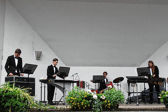 Das Ensemble-Konzert des VJOH wurde durch das Schlagzeug-Ensemble eröffnet, die moderne Interpretationen auf die Bühne brachten.
