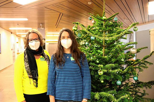 Hanna Günther (links) und Anja Drechsle vor dem Christbaum im Klinikum Hochhrein.