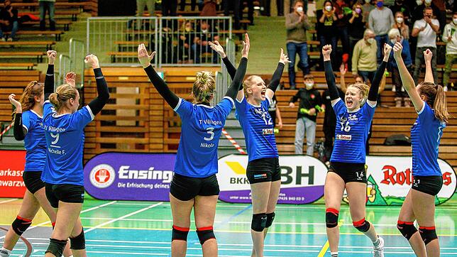 Jubel bei den Villinger Volleyballerinnen. Nach dem deutlichen Heimerfolg gegen den MTV Ludwigsburg sind die TVV-Damen neuer ...