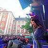 Schlager-Rocker Ben Zucker singt vor rund 2000 Besuchern auf dem Meersburger Schlossplatz.