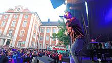 Schlager-Rocker Ben Zucker singt vor rund 2000 Besuchern auf dem Meersburger Schlossplatz.