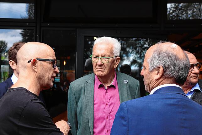 Josef Baader, Geschäftsführer der Landbäckerei (links), mit Ministerpräsident Winfried Kretschmann und dem Landtagsabgeordneten Martin ...