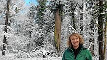 Karin Beer, Forstoberinspektorin der Stadt Friedrichshafen, vor einem Baumtorso.