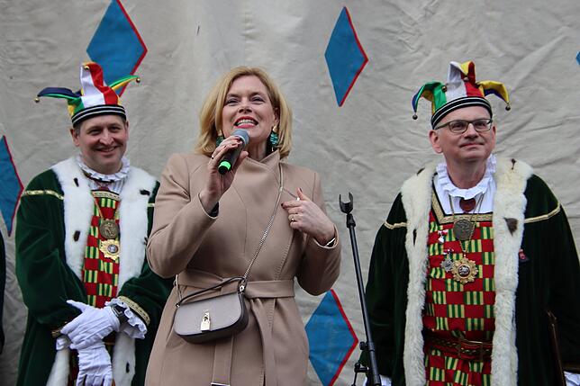 Julia Klöckner macht sich bei der Schlüsselübergabe vor dem Rathaus über die greise Männergesellschaft der Narrenrichter lustig. Hat sie ...