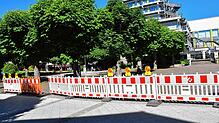 Absperrbaken zwischen der Fußgängerzone und dem Kastanienpark sollen Marktbesucher und -beschicker vor Anschlägen schützen. Daran gibt ...