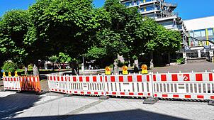 Absperrbaken zwischen der Fußgängerzone und dem Kastanienpark sollen Marktbesucher und -beschicker vor Anschlägen schützen. Daran gibt ...