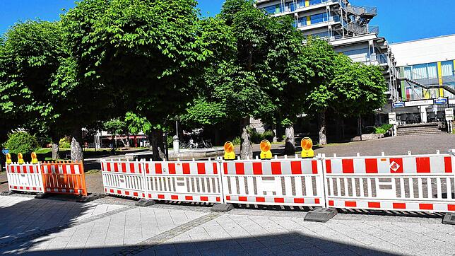 Absperrbaken zwischen der Fußgängerzone und dem Kastanienpark sollen Marktbesucher und -beschicker vor Anschlägen schützen. Daran gibt ...