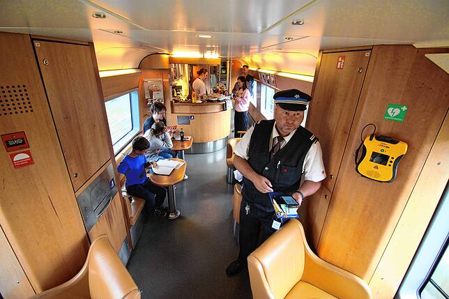Kein Warten auf den nächsten Rasthof: Wer mit der Bahn reist, hat den Service mit an Bord und rastet während der Reise.