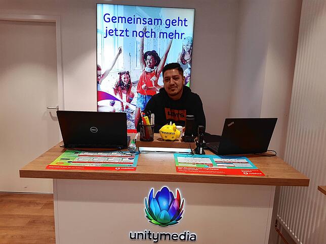 Hat heute weniger zu tun als sonst: Arben Ferizaj hinter seinem Verkaufstresen in seinem Telefon-Shop.