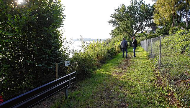 Der öffentliche Uferweg hatte an Reiz verloren, denn aufgrund mangelhafter Pflege der pivat gepachteten Uferparzellen gab es kaum noch ...