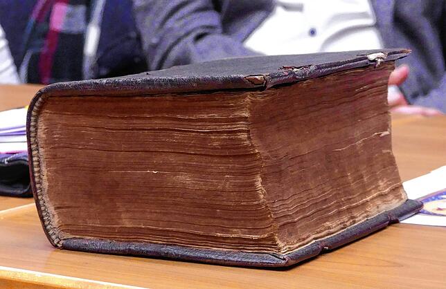Die Lutherbibel von 1736, gerettet aus einem Altpapiercontainer.