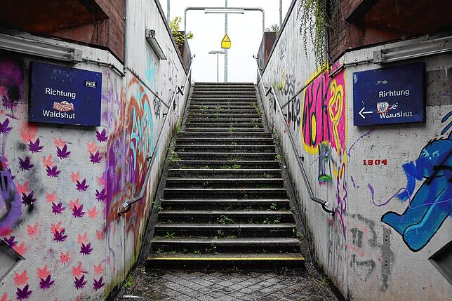 In Murg führt nur eine Treppe zu den Gleisen. Aus dem Bahnhof heraus führen Treppen und glatte Wege.