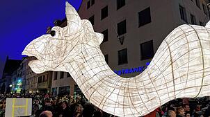 Wenn es dunkel wird, schweben beim Ravensburger Lichterfest kleine und große Figuren durch die Straßen, wie hier im Jahr 2024.