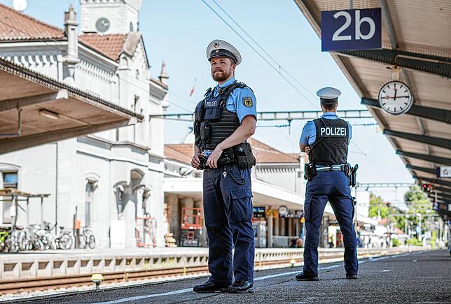 Beamte der Bundespolizei bei einem Einsatz auf einem Bahnhof.