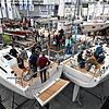 In Friedrichshafen drängen sich Besucher auf der Interboot. Je teurer die Yacht, desto höher die Nachfrage.