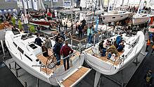 In Friedrichshafen drängen sich Besucher auf der Interboot. Je teurer die Yacht, desto höher die Nachfrage.