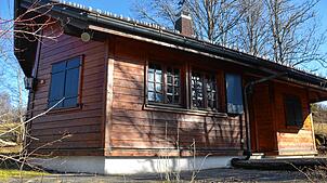 In der Adlerhütte soll der neue Waldkindergarten der Gemeinde Häusern unterkommen. Noch gilt es aber, einige Vorarbeiten abzuschließen. ...