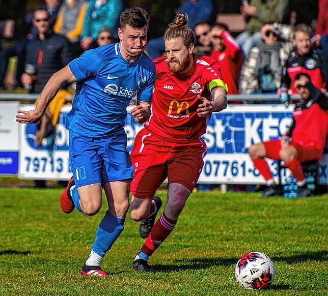 Dreierpack: Max Wechlin (vorn, auf dem Archivbild gegen Marco Weimann vom FC Wallbach) steuerte zum 8:2-Sieg des TuS Efringen-Kirchen ...
