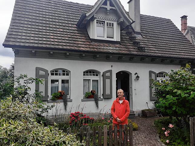 Das „Milchhäusle“ nach der Sanierung mit ihrer heutigen Bewohnerin Martina Buchholz.