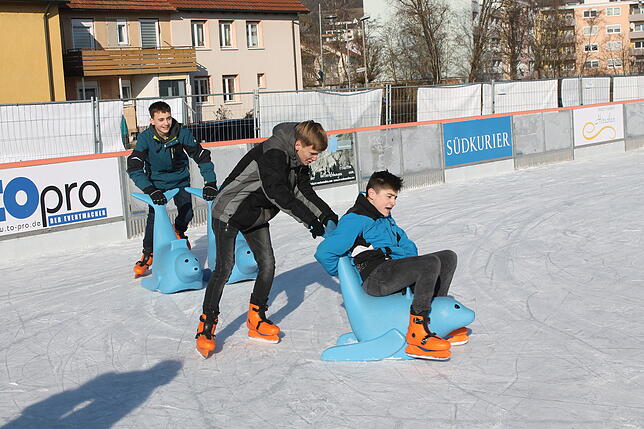 Bild 28: Werkrealschüler genießen die Blumberger Eisbahn