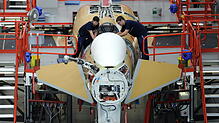 Airbus-Mitarbeiter in Manching (Bayern) arbeiten an einem Eurofighter. Pläne des Bundes, alte Tornado-Kampfjets nicht durch den ...