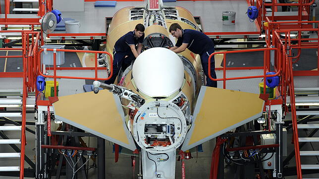 Airbus-Mitarbeiter in Manching (Bayern) arbeiten an einem Eurofighter. Pläne des Bundes, alte Tornado-Kampfjets nicht durch den ...