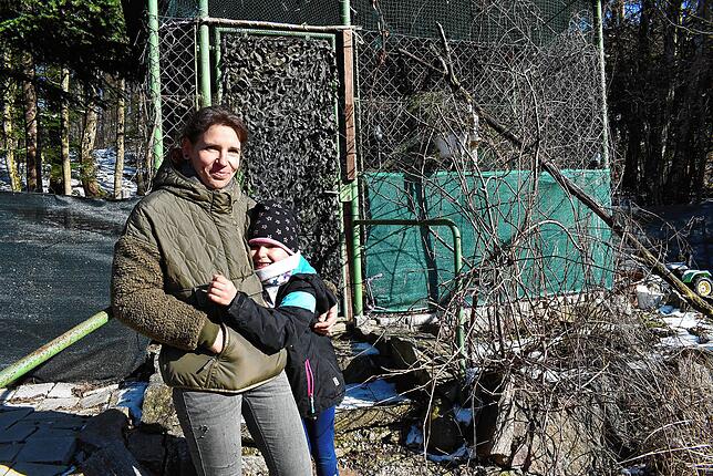 Melanie Nestvogel mit Tochter Nora kümmern sich um verletzte oder verwaiste Wildtiere. In der Voliere in Raßbach wird derzeit ein ...