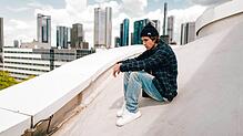 Aaron Keller aus Überlingen hat seine erste eigene Single &bdquo;Träume&ldquo; veröffentlicht. Bis Ende des Jahres sollen weitere ...