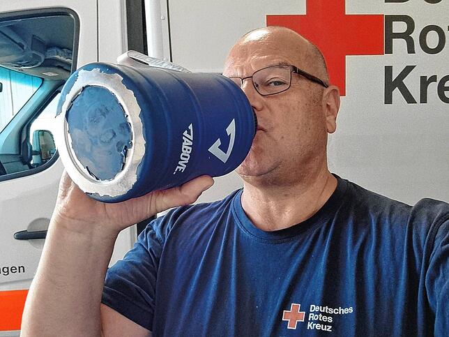 Christoph Dennenmoser, Notfallsanitäter beim DRK Kreisverband Säckingen, empfiehlt bei Hitzewellen 2,5 bis 3 Liter täglich zu trinken.