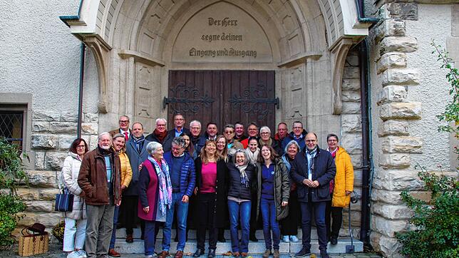 Alle Beteiligten der Vesperkirche treffen sich vor der Lutherkirche, um über das anstehende Projekt zu sprechen.