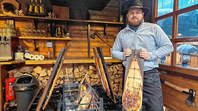 Jeffrey Geissler brät seinen Lachs direkt über offenem Feuer.